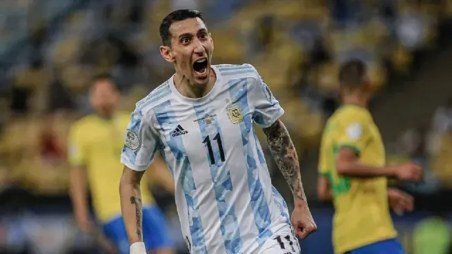 Ángel Di María festeja su gol a Brasil en la final de 2021
