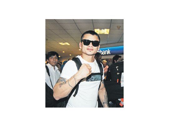 Maidana llegó ayer al aeropuerto de Ezeiza procedente de Texas, donde derrotó a Broner. El santafesino ratificó su deseo de pelear con Mayweather.