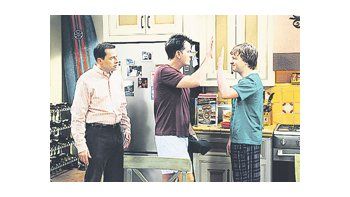 Charlie Sheen en «Two and a Half Men». Quizá la serie continúe, pero con un sustituto. El controvertido actor abrió cuenta en Twitter y alcanzó el millón de seguidores en poco más de un día.