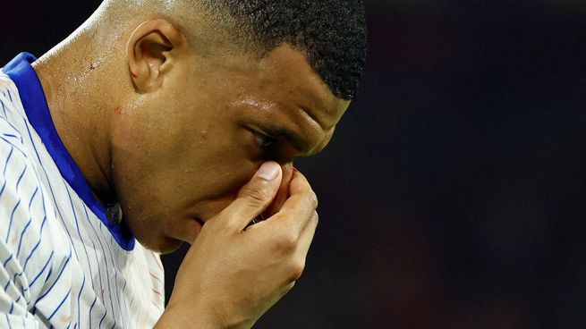 El fútbol europeo se paralizó por completo cuando Kylian Mbappé, en la victoria de Francia contra Austria, abandonó la cancha con la nariz fracturada y ensagrentada al impactar su rostro contra el hombro del central rival Kevin Danso.
