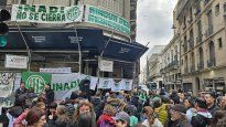 Trabajadores del INADI y afiliados a ATE se manifiestan en la puerta del instituto para reclamar en contra de los despidos.