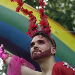 Masividad y brillo, en una nueva Marcha del Orgullo cargada de demandas políticas. Masividad y brillo, en una nueva Marcha del Orgullo cargada de demandas políticas.