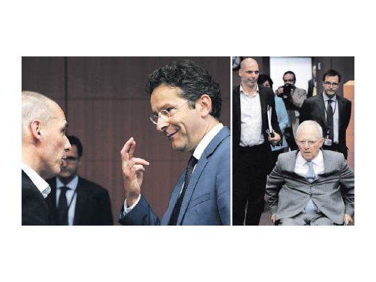 El presidente del Eurogrupo, Jeroen Dijssel-bloem, cruza los dedos junto al ministro de Finanzas griego, Yanis Varufakis, quien luego intenta frenar la escapada de su par germano, Wolfgang Schäuble, que lo presiona por aceptar más ajuste.