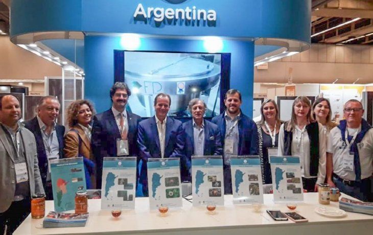 El gobernador enterriano Gustavo Bordet, en el stand del país en Apimondia, la mayor feria apícola del mundo que se desarrolla en tierra canadiense.