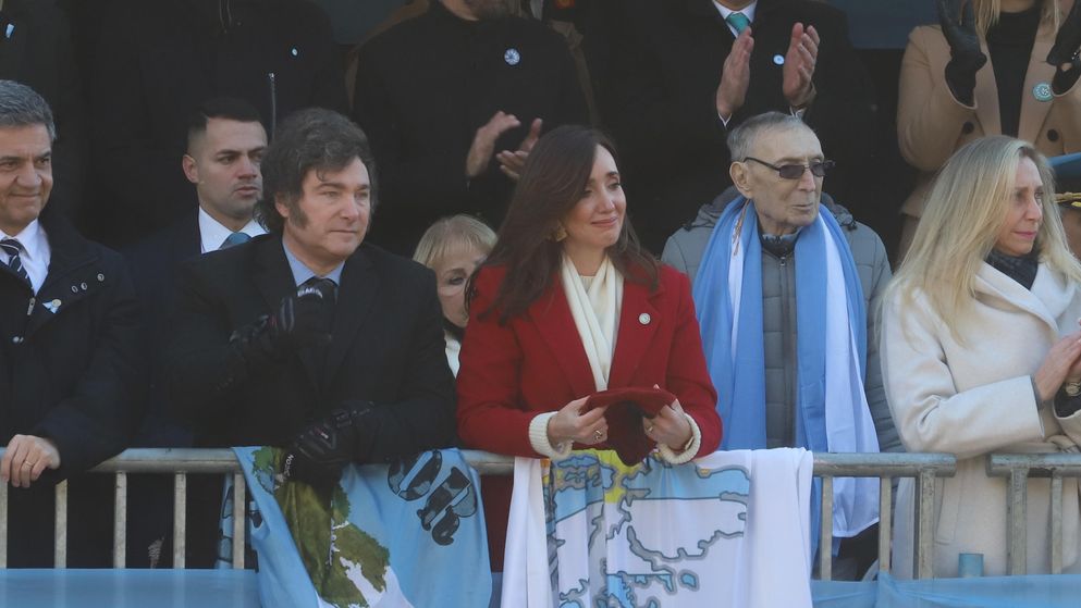Javier Milei protagonizó el acto del 9 de julio junto a Victoria Villarruel, Jorge Macri y Karina Milei en el palco oficial del desfile militar.
