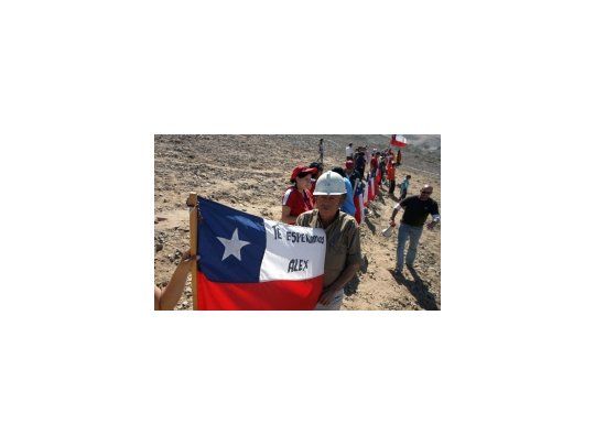 Chile: emotivo acto a un mes del derrumbe que atrapó a mineros