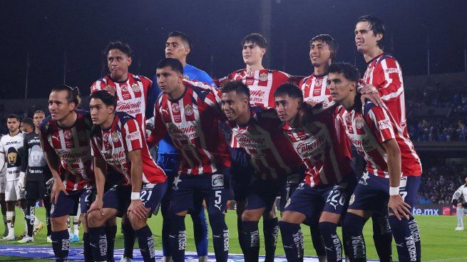 Chivas de Guadalajara venció en forma agónica a Pumas y quedó noveno en las posicones y con ambiciones de ingresar en forma directa a la Liguilla.