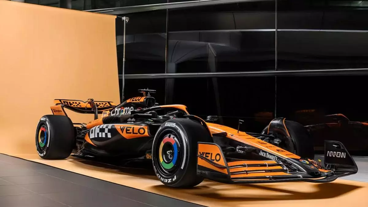 McLaren presentó sus dos bólidos MCL38 para la temporada 2024 de Fórmula 1 que comenzará el primer finde semana de marzo en Bahrein. McLaren presentó sus dos bólidos MCL38 para la temporada 2024 de Fórmula 1 que comenzará el primer finde semana de marzo en Bahrein.