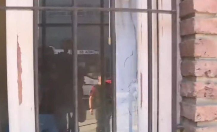 El proyectil alcanz&oacute; a la ventana de una casa de la cuadra.