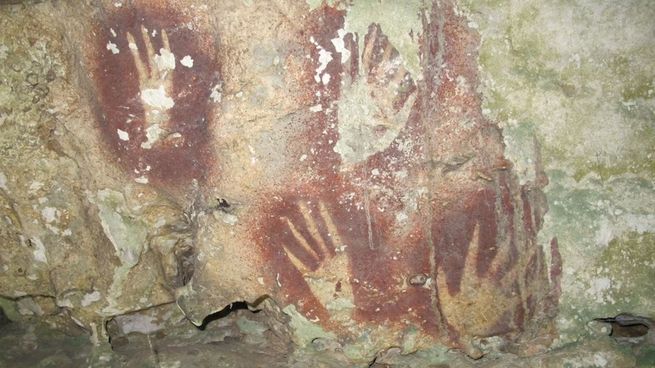 La silueta de una mano pintada en negativo fue datada mediante el método de uranio-torio y se convirtió en la obra rupestre más antigua conocida hasta el momento.
