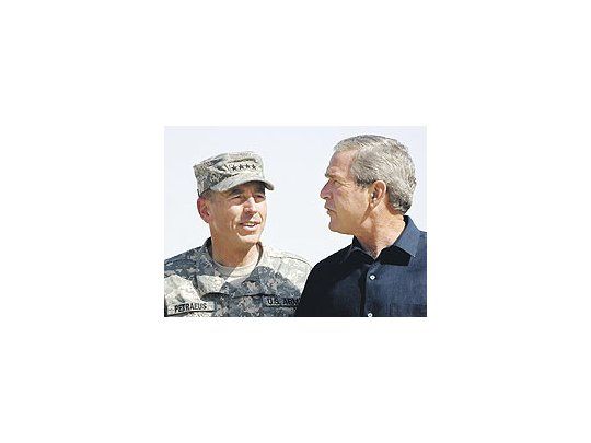El generalDavid Petraeusy elpresidente deEE.UU.,George W.Bush, durantela recientevisita de ésteuna baseaérea en Irak.El jefe de lasfuerzasnorteamericanasen el paísárabe brindaráhoy al Congresoun esperadoinformesobre lasituación deseguridad.