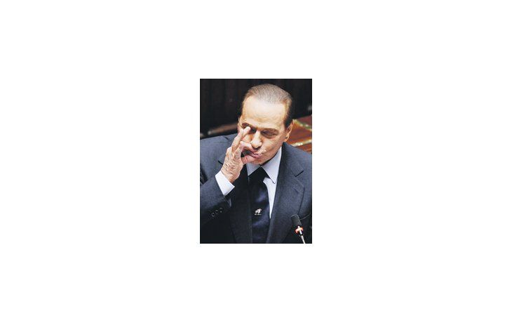 Silvio Berlusconi y un gesto que lo dice todo. Al imponerse en una votación parlamentaria de censura, venció a sus detractores y salvó su Gobierno. Sin embargo, su situación política sigue siendo frágil.