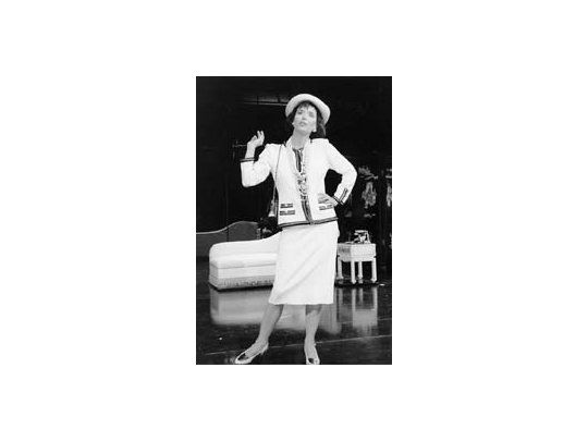 Esther Goris como Coco Chanel.