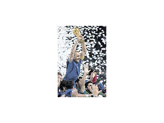 Fabio Cannavarolevanta laCopa FIFApara Puma,que le ganó lafinal a Adidas.Puma arrancócon onceselecciones;Adidas conocho. Ganó lamarca fundadapor RudiDassler a lade su hermano,Adolph«Adi» Dassler