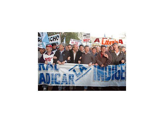 El Campo cerró el paro con un abrazo simbólico al Congreso