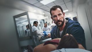 Noah Wyle asegura que la serie parte de la premisa: “Los médicos no son los mejores pacientes”. Noah Wyle asegura que la serie parte de la premisa: “Los médicos no son los mejores pacientes”.