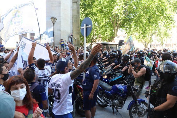 Hinchas de todos los equipos homenajean a Diego Maradona en las calles.