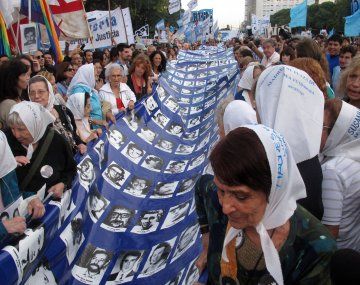Convocaron a llevar fotos de un desaparecido en el marco de la campaña Que digan donde están. Convocaron a llevar fotos de un desaparecido en el marco de la campaña Que digan donde están.