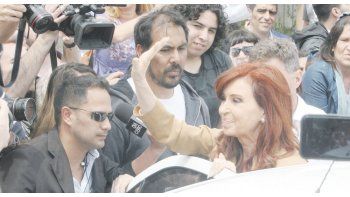 Declaración. Cristina de Kirchner entró ayer a Comodoro Py para declarar frente al juez Julián Ercolini rodeada de militancia, legisladores y dirigentes del Frente para la Victoria.