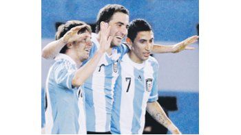 ámbito.com | Lionel Messi se abraza con Gonzalo Higuaín y con Ángel Di María. En la foto falta el «Kun» Agüero para conformar el «cuarteto» ofensivo que tan bien rindió ante Ecuador.