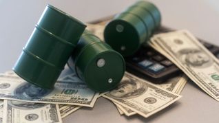 Tras la tregua, el petróleo baja pero se mantiene en niveles elevados por el riesgo geopolítico. Tras la tregua, el petróleo baja pero se mantiene en niveles elevados por el riesgo geopolítico.