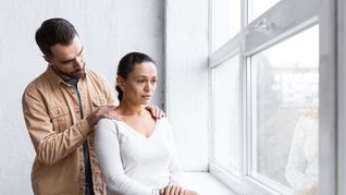 ámbito.com | hombre-mujer-triste-consoladora-sesion-terapia-grupo-mientras-mira-ventana.jpg