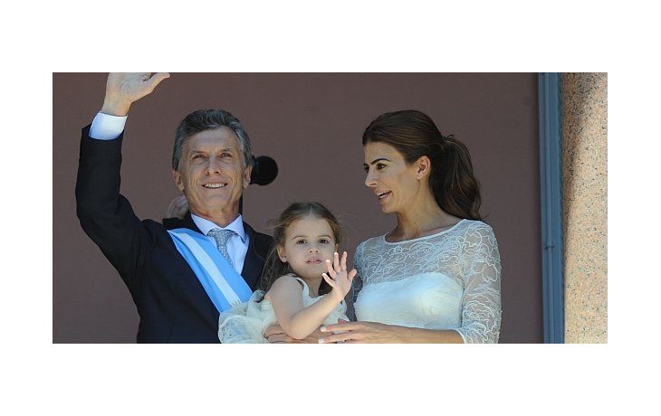 Macri recibió atributos en la Rosada y saludó desde el balcón