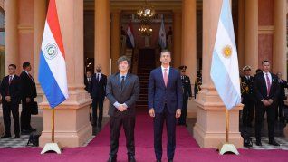 Javier Milei mantuvo una reunióncon Santiago Peña en Paraguay.