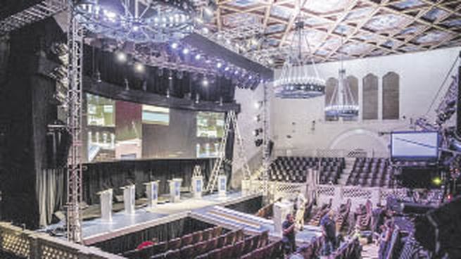 debate.  Preparativos para las exposiciones que se hicieron en Santa Fe en las  últimas presidenciales, en 2019.