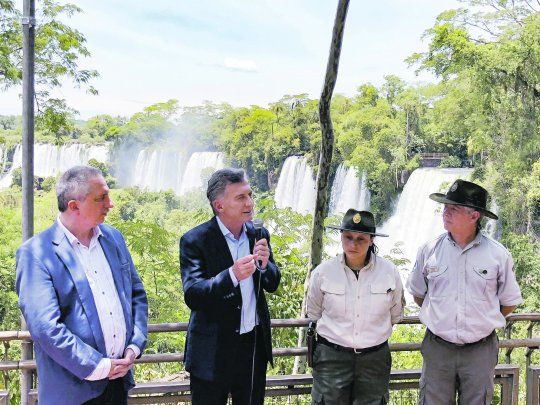 internet. Mauricio Macri, ayer en Misiones, junto al gobernador Hugo Passalacqua, anunció la extensión y mejoras de servicios de internet.
