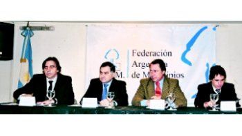 ámbito.com | (De izq. a der.) Juan Matteo, secretario ejecutivo de la FAM; Julio Pereyra, presidente de la FAM e intendente de Florencio Varela; Ricardo Casal, ministro de Justicia y Seguridad bonaerense, y Guido Lorenzino, subsecretario de Planificación.