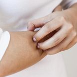 Rascarse la piel de forma frecuente puede estar vinculado a la ansiedad, estrés o hábitos inconscientes. Rascarse la piel de forma frecuente puede estar vinculado a la ansiedad, estrés o hábitos inconscientes.