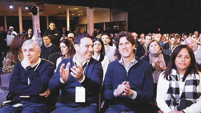 primera fila. El jujeño Gerardo Morales, el correntino Gustavo Valdés y Martín Lousteau en la Convención.