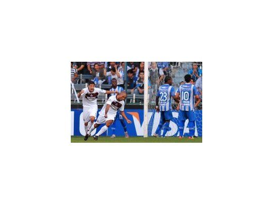 Garra uruguaya. Regueiro volvió al gol por duplicado y le dio un triunfo vital a Lanús.