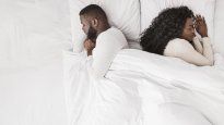 Los expertos explicaron la razón por la que hay parejas que prefieren dormir de espalda.