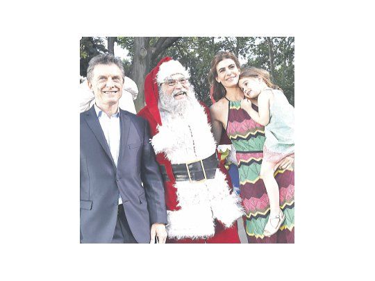 Mauricio Macri, durante sus vacaciones en La Angostura, firmó su cuarto DNU, promedio de 1 cada 5 días de mandato, en este caso para modificar la ley de medios y fusionar la AFSCA, donde ayer quiso entrar sin éxito Martín Sabbatella.