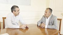 contactos. El intendente de Rosario, Pablo Javkin, mantuvo ayer una reunión con el electo senador nacional y actual senador provincial por esa ciudad, Marcelo Lewandowski (FdT), para analizar el grave contexto.