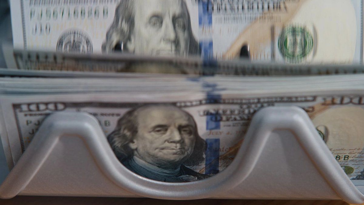 The official dollar chains another slight rise and in the Banco Nación it is already sold at $ 1,435