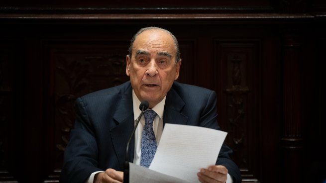 Guillermo Francos protagonizó un escándalo al interrumpir su informe de gestión.