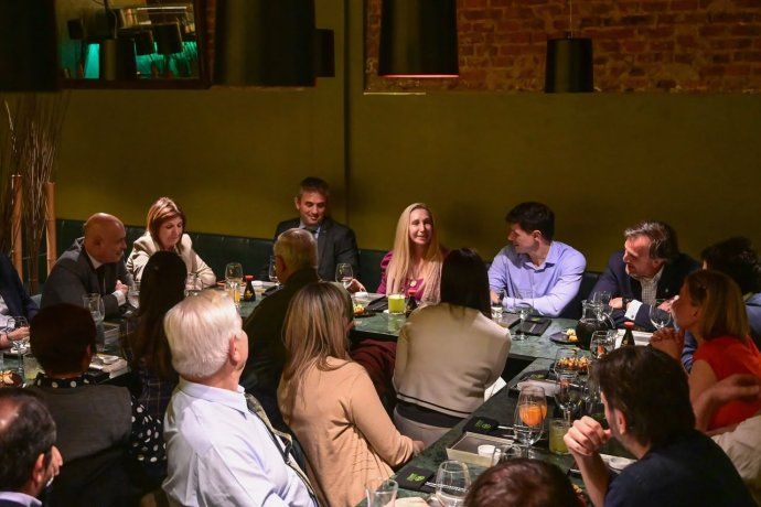 La secretaria general de la Presidencia, Karina Milei, reunió anoche a los senadores de La Libertad Avanza en una cena en un restaurante del barrio porteño de Villa Urquiza. La secretaria general de la Presidencia, Karina Milei, reunió anoche a los senadores de La Libertad Avanza en una cena en un restaurante del barrio porteño de Villa Urquiza.