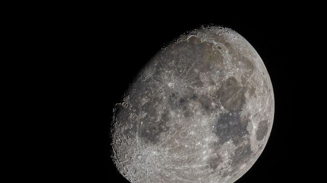 La Luna es el satélite natural del planeta Tierra.