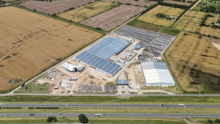 Estos hitos reafirman el compromiso de Mercedes-Benz Camiones y Buses con la innovación, la industria nacional y todos los que mantienen el país en movimiento. Estos hitos reafirman el compromiso de Mercedes-Benz Camiones y Buses con la innovación, la industria nacional y todos los que mantienen el país en movimiento.