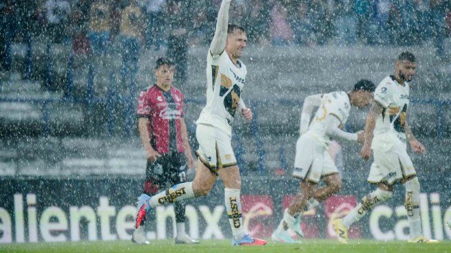 El galés Aaron Ramsey marcó su primer gol en el fútbol mexicano y le dio el triunfo a Pumas sobre Atlas.