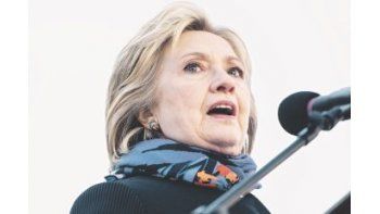 ámbito.com | Hillary Clinton se jugará su segunda y definitiva chance de llegar a la Casa Blanca desde el 1 de febrero, cuando comenzarán las primarias en EE.UU. Su pasado de secretaria de Estado le sigue causando inconvenientes.