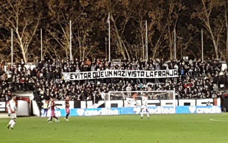 Roman Zozulya recibi&oacute; el hostigamiento de la hinchada de Rayo Vallecano y sus compa&ntilde;eros en Albacete decidieron no salir a jugar el segundo tiempo.