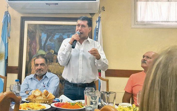 Casas se mostró firme ayer en un almuerzo de militancia para respaldar la consulta.