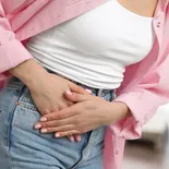 La apendicitis afecta principalmente a personas de entre 10 y 30 años. La apendicitis afecta principalmente a personas de entre 10 y 30 años.