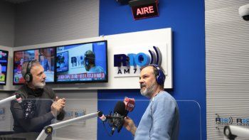 Gustavo Sylvestre y Pablo Duggan descubrieron el nuevo logo de Radio 10.