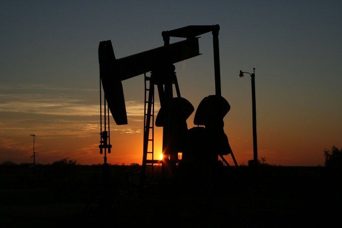 Los precios del petróleo retrocedieron levemente este lunes 23 de enero