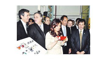 Cristina de Kirchner, el gobernador Daniel Scioli, el ministro Florencio Randazzo y el intendente Aníbal Pittelli durante la visita de la Presidente a la ciudad.